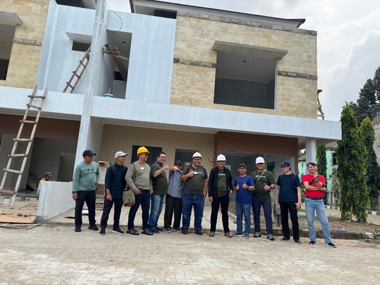 Alumni Kelas Developer — foto grup di lokasi proyek